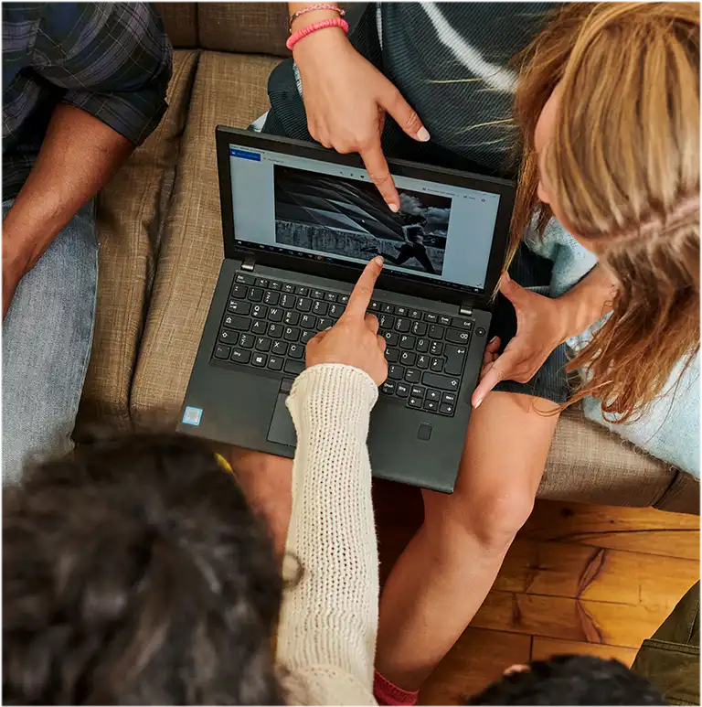 A group of people seen from a bird’s eye view with a laptop in their hands (photo)