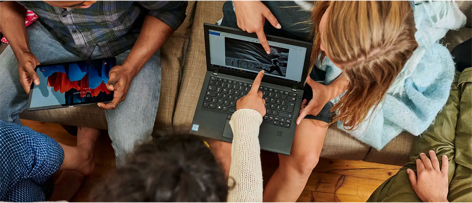 A group of people seen from a bird’s eye view with a laptop and a tablet in their hands (photo)