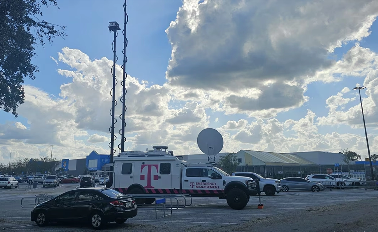 The image shows a parking lot with many vehicles.