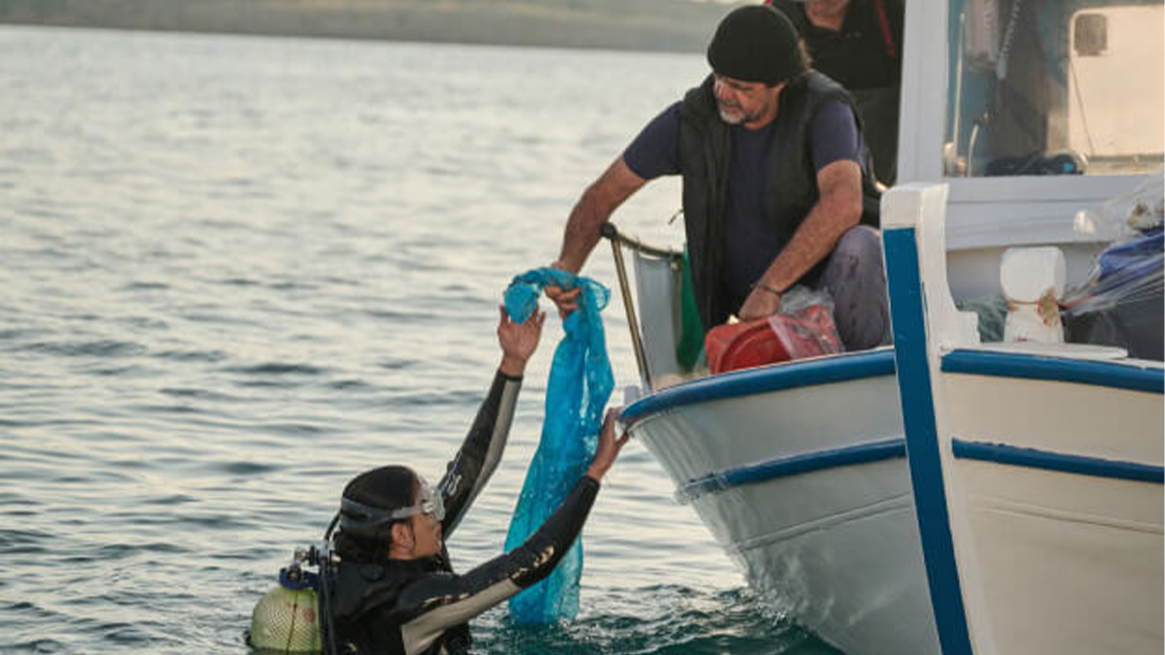Green Pioneers collect sea waste