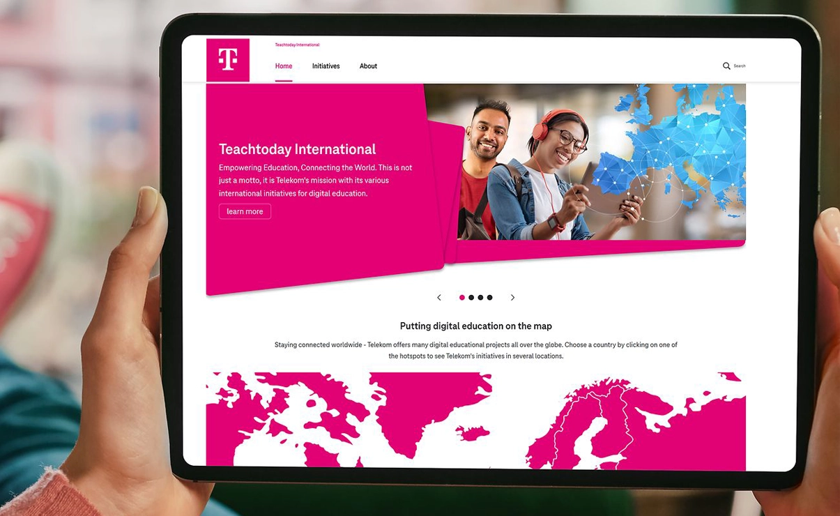 Tablet held by two hands shows the Teachtoday International web platform (Photo)